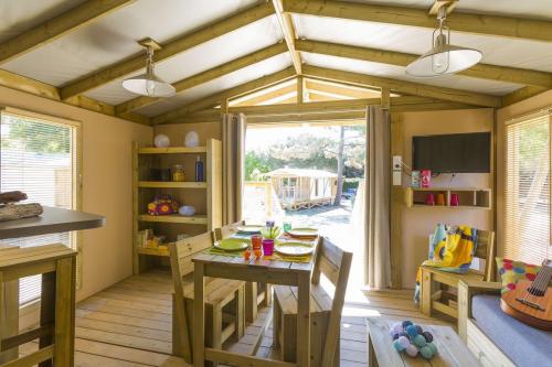 Flower Camping Le Bois d'Amour - Cabin Sweetflower Premium 43m² (2 bedrooms) + half covered terrace 11m² + TV + sheets included - Photo 2