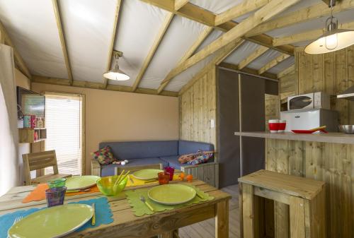 Flower Camping Le Bois d'Amour - Cabin Sweetflower Premium 43m² (2 bedrooms) + half covered terrace 11m² + TV + sheets included - Photo 3