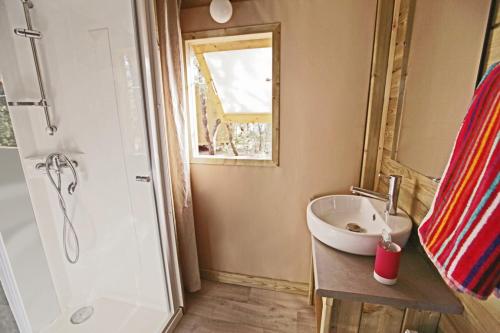 Flower Camping Le Bois d'Amour - Cabin Sweetflower Premium 43m² (2 bedrooms) + half covered terrace 11m² + TV + sheets included - Photo 7