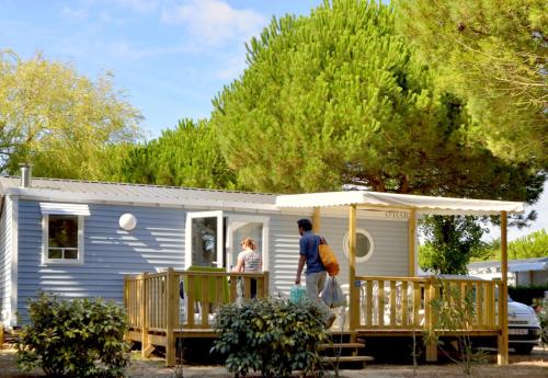 Flower Camping Le Bois d'Amour - Mobile home Comfort 27.5m² (2 bedrooms) + half covered terrace + TV - Photo 1