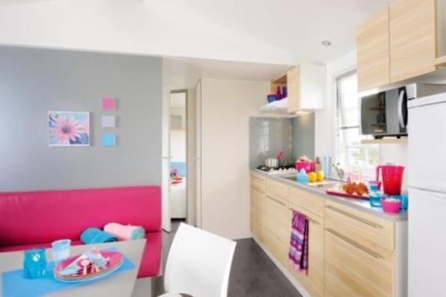 Flower Camping Le Bois d'Amour - Mobile home Comfort 27.5m² (2 bedrooms) + half covered terrace + TV - Photo 2