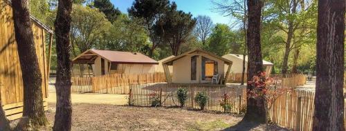 Camping Le Tastesoule - Wooden and canvas Tent NATURE Comfort 30m² - 2 bedrooms + sheltered terrace + Sink without toilet blocks - Photo 2