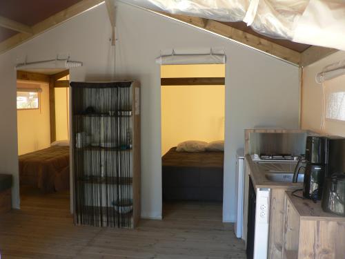 Camping Le Tastesoule - Wooden and canvas Tent NATURE Comfort 30m² - 2 bedrooms + sheltered terrace + Sink without toilet blocks - Photo 3