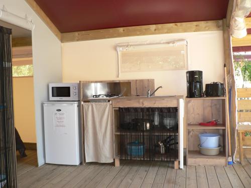Camping Le Tastesoule - Wooden and canvas Tent NATURE Comfort 30m² - 2 bedrooms + sheltered terrace + Sink without toilet blocks - Photo 4