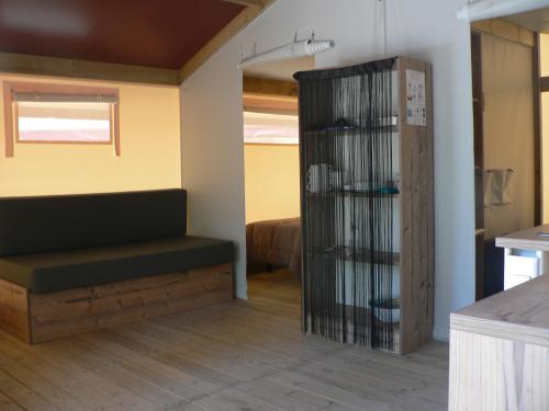 Camping Le Tastesoule - Wooden and canvas Tent NATURE Comfort 30m² - 2 bedrooms + sheltered terrace + Sink without toilet blocks - Photo 5
