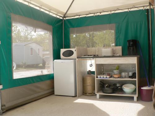 Camping Le Tastesoule - Canvas Bungalow 18m² 2 bedrooms - without toilet blocks - Photo 3