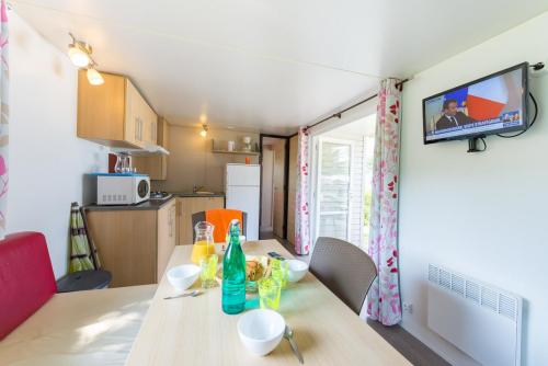 Camping LA FONTAINE - Mobilhome Alizé 34m² 2 bedrooms, 2 bathrooms - Photo 2