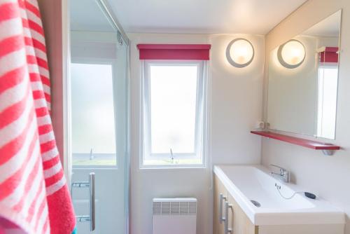 Camping LA FONTAINE - Mobilhome Alizé 34m² 2 bedrooms, 2 bathrooms - Photo 5