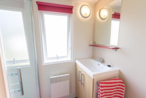 Camping LA FONTAINE - Mobilhome Alizé 34m² 2 bedrooms, 2 bathrooms - Photo 6