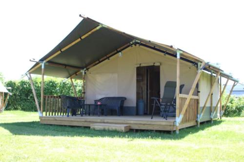 Camping Les Bouleaux - Safari tent with sanitary facilities - Photo 1