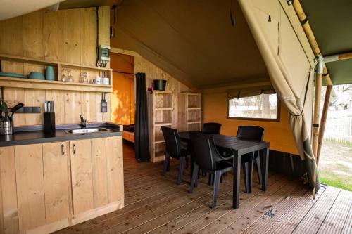Camping Les Bouleaux - Safari tent with sanitary facilities - Photo 2