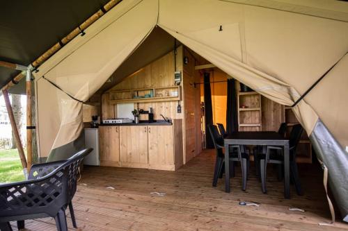 Camping Les Bouleaux - Safari tent with sanitary facilities - Photo 3