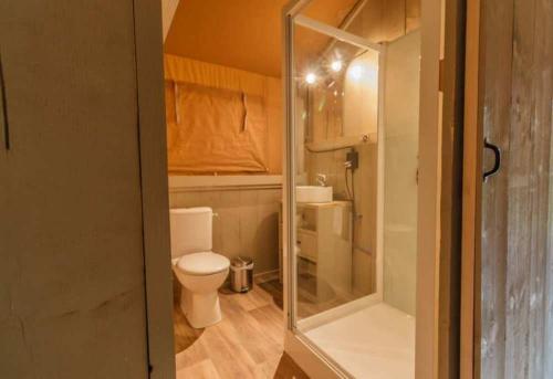Camping Les Bouleaux - Safari tent with sanitary facilities - Photo 4