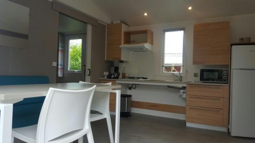 Camping Entre Terre et Mer - Mobile home (2 bedrooms) adapted to the people with reduced mobility - Photo 2