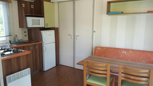 Camping Entre Terre et Mer - Mobil home Confort (2 bedrooms) - Photo 6