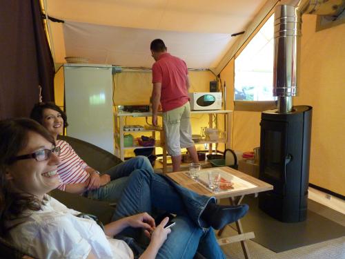 Flower Camping VERTE VALLEE - CONFORT Tente Lodge Nature 25m² (2 bedrooms) + terrace - without private facilities - 2013 - Photo 5