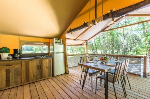 Flower Camping VERTE VALLEE - CONFORT Tent Lodge Vintage 34,50 m² (2 bedrooms) + terrace - without private facilities - 2019 - Photo 2