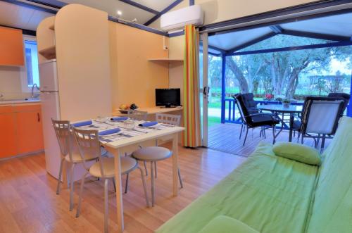 Camping & Bungalows Estanyet - Bungalow MOREA - Photo 1