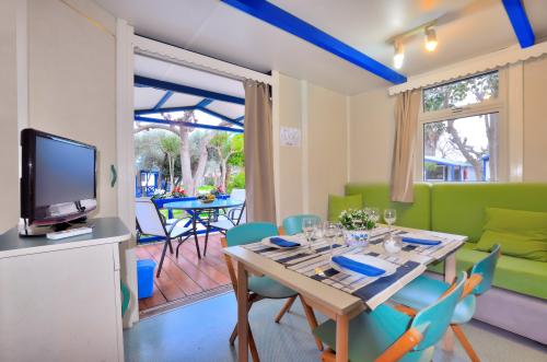 Camping & Bungalows Estanyet - Bungalow PETIT TRIANON - Photo 2