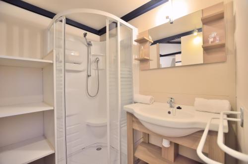 Camping & Bungalows Estanyet - Bungalow PETIT TRIANON - Photo 5