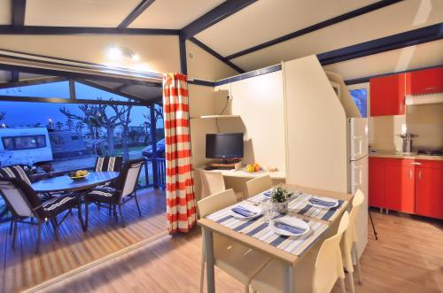 Camping & Bungalows Estanyet - Bungalow MOREA DE LUXE - Photo 3