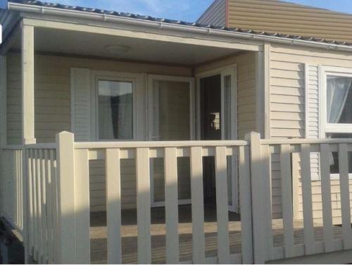 Camping La Cigale de L'Allier - Mobile-home 2 bedrooms - Photo 1