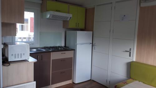 Camping La Cigale de L'Allier - Mobile-home 2 bedrooms - Photo 2