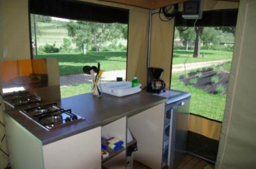 Camping La Cigale de L'Allier - Furnished tent 2 bedrooms - Photo 2