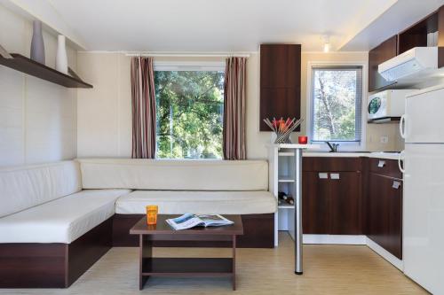 Camping Holiday Green - Family Cottage Confort 35 m² - 3 bedrooms - air-conditioning, wooden terrace - Photo 2