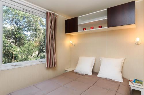 Camping Holiday Green - Family Cottage Confort 35 m² - 3 bedrooms - air-conditioning, wooden terrace - Photo 3