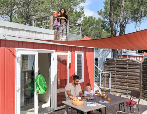 Camping Holiday Green - Cottage Summer Suite Luxe - 2 bedrooms - Air-conditioning, TV, cleaning service included, bed linen and towels included + Terrace - Photo 2