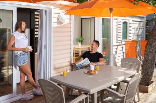 Camping Holiday Green - Cottage Riviera Club Prestige 38 m² - 3 bedrooms - wooden terrace, air-conditioning, TV - Photo 1