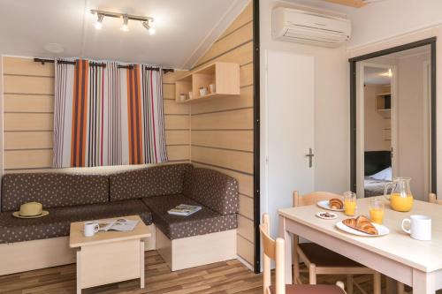 Camping Holiday Green - Cottage Riviera Club Prestige 38 m² - 3 bedrooms - wooden terrace, air-conditioning, TV - Photo 3