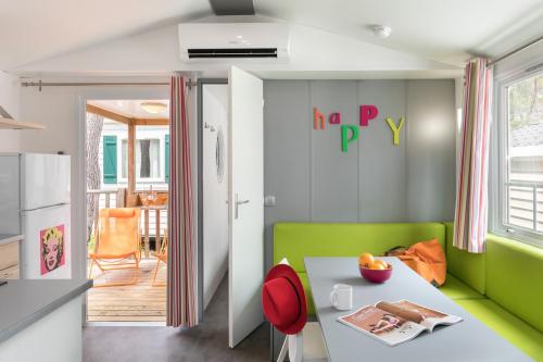 Camping Holiday Green - Cottage Pop Art Confort 32 m² - 3 bedrooms - Air-conditioning - Half-covered terrace - Photo 1
