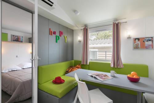 Camping Holiday Green - Cottage Pop Art Confort 32 m² - 3 bedrooms - Air-conditioning - Half-covered terrace - Photo 3