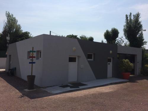 Camping Le Rivage - Tit'Home Bois- 2 chambres (sans sanitaires privatifs et sans point d'eau sauf WC) - Photo 7