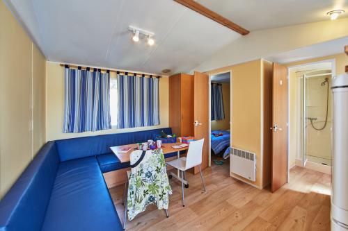 Flower Camping La Blanche Hermine - Mobil home Paimpol STANDARD 25m² (2 bedrooms - 4/6 people) + Covered terrace + TV - Photo 5