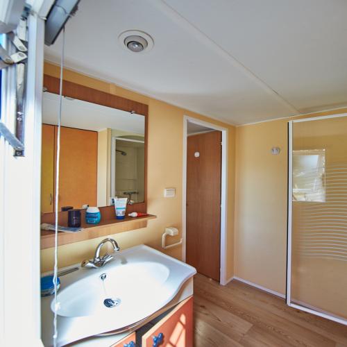 Flower Camping La Blanche Hermine - Mobil home Paimpol STANDARD 25m² (2 bedrooms - 4/6 people) + Covered terrace + TV - Photo 8