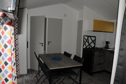 Flower Camping La Blanche Hermine - Mobil home Paimpol CONFORT 28m² (2 bedrooms - 4/6 people) + Covered terrace + TV, arrival wednesday - Photo 4
