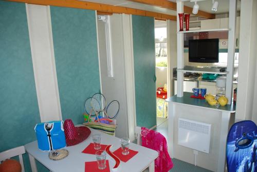 Camping La Blanche Hermine - Chalet SUSCINIO (2 bedrooms) - Photo 2