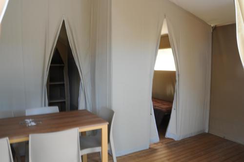 Camping La Blanche Hermine - Lodge HOËDIC (2 chambres) GAMME CONFORT + - Photo 6