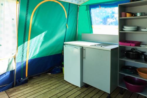 Camping Resort Els Pins - Canvas bungalow - Photo 3