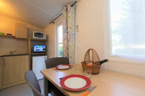 Camping Le Pré des Moines - Mobile home BASILIC *** 1 bedroom - Photo 3