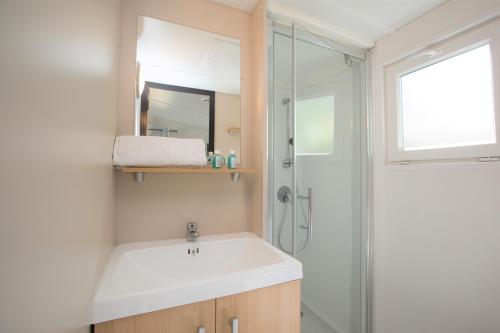 Camping Le Pré des Moines - Mobile home BASILIC *** 1 bedroom - Photo 5