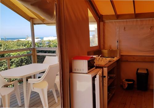 Camping Seasonova Les 7 Iles - ECOLODGE ON PILES - 2 Bedrooms - Photo 2