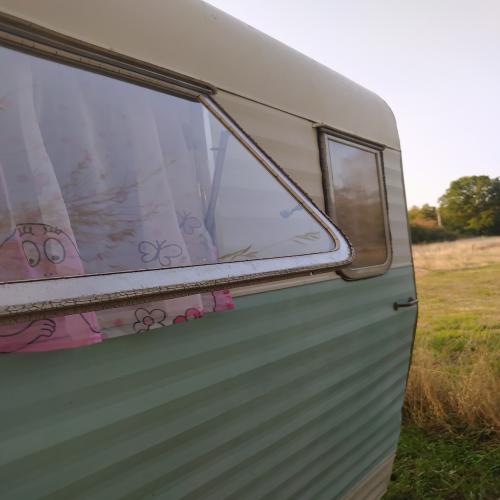 Camping Morédéna - Caravane Barbe à Papa Vintage - Photo 7