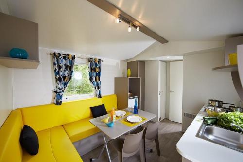 Camping L'Ardéchois - Mobile-home 24.9m² - 2 bedrooms - Photo 3