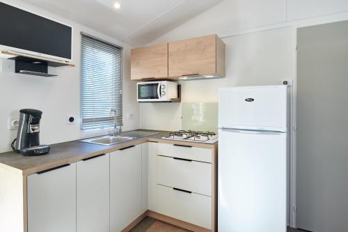 Camping la Ferme des 4 Chênes - Mobil Home BAÏGURA 2CH PREMIUM 2019 terrasse couverte - Photo 4