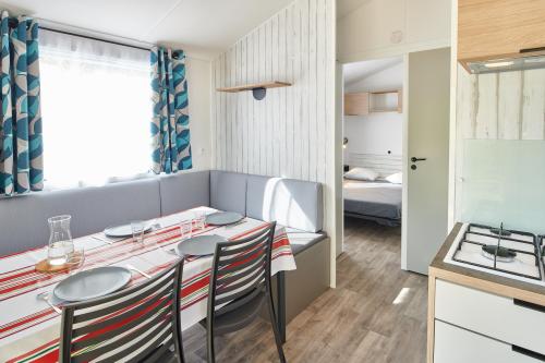 Camping la Ferme des 4 Chênes - Mobilhome RHUNEA 2CH PREMIUM 2019 - Terrasse intégrée - Photo 3