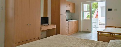 Camping Village Spiaggia Lunga - Bungalow 'Perla' one-room - Photo 6